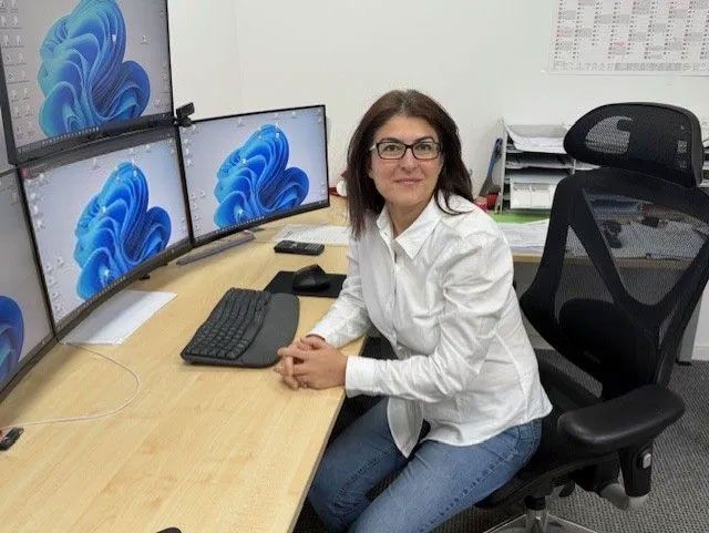 Die Silhouette einer Person in einem Kreis auf weißem Hintergrund.