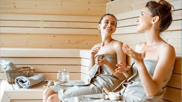 Femmes discutant dans un sauna