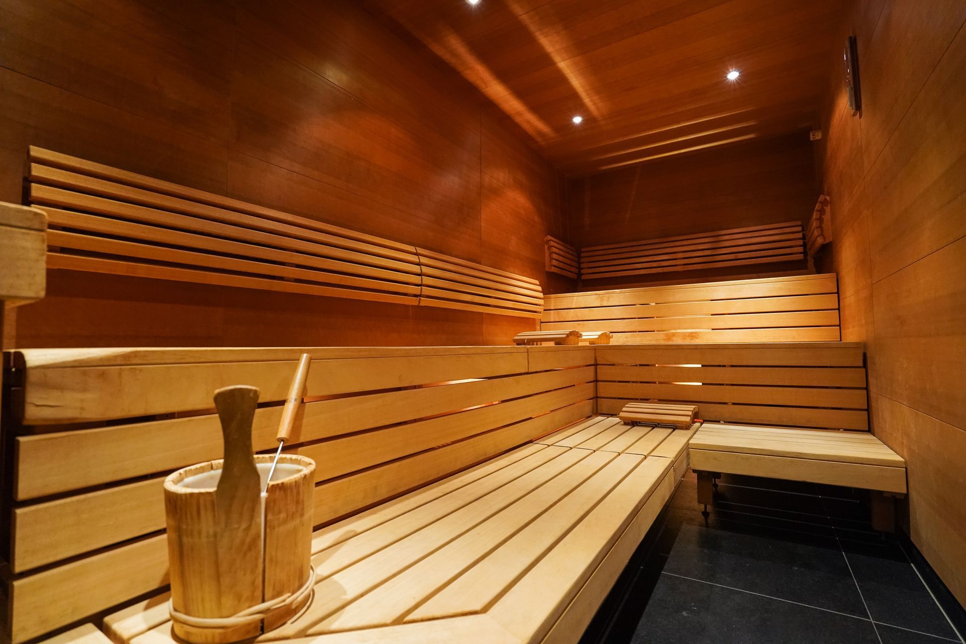 Vue intérieure d'un sauna en bois