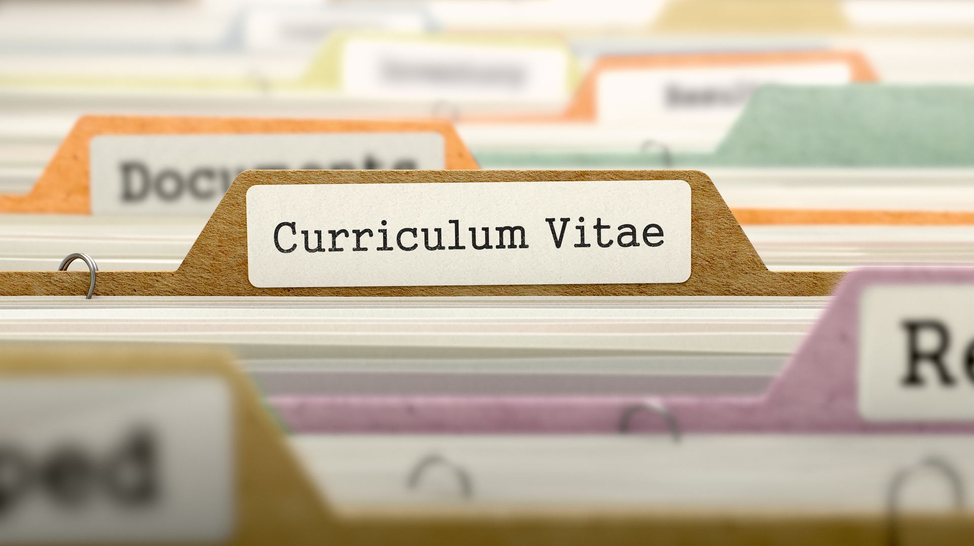 Onglet intitulé Curriculum Vitae parmi les dossiers d'un classeur de bureau.