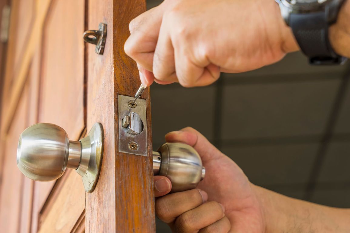 Un homme touche la poignée de porte et la serrure