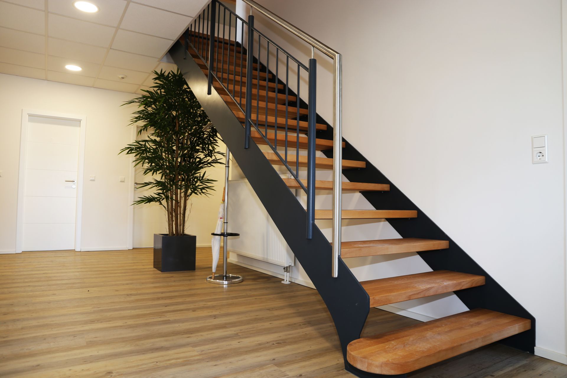 Un escalier en bois avec un garde-corps