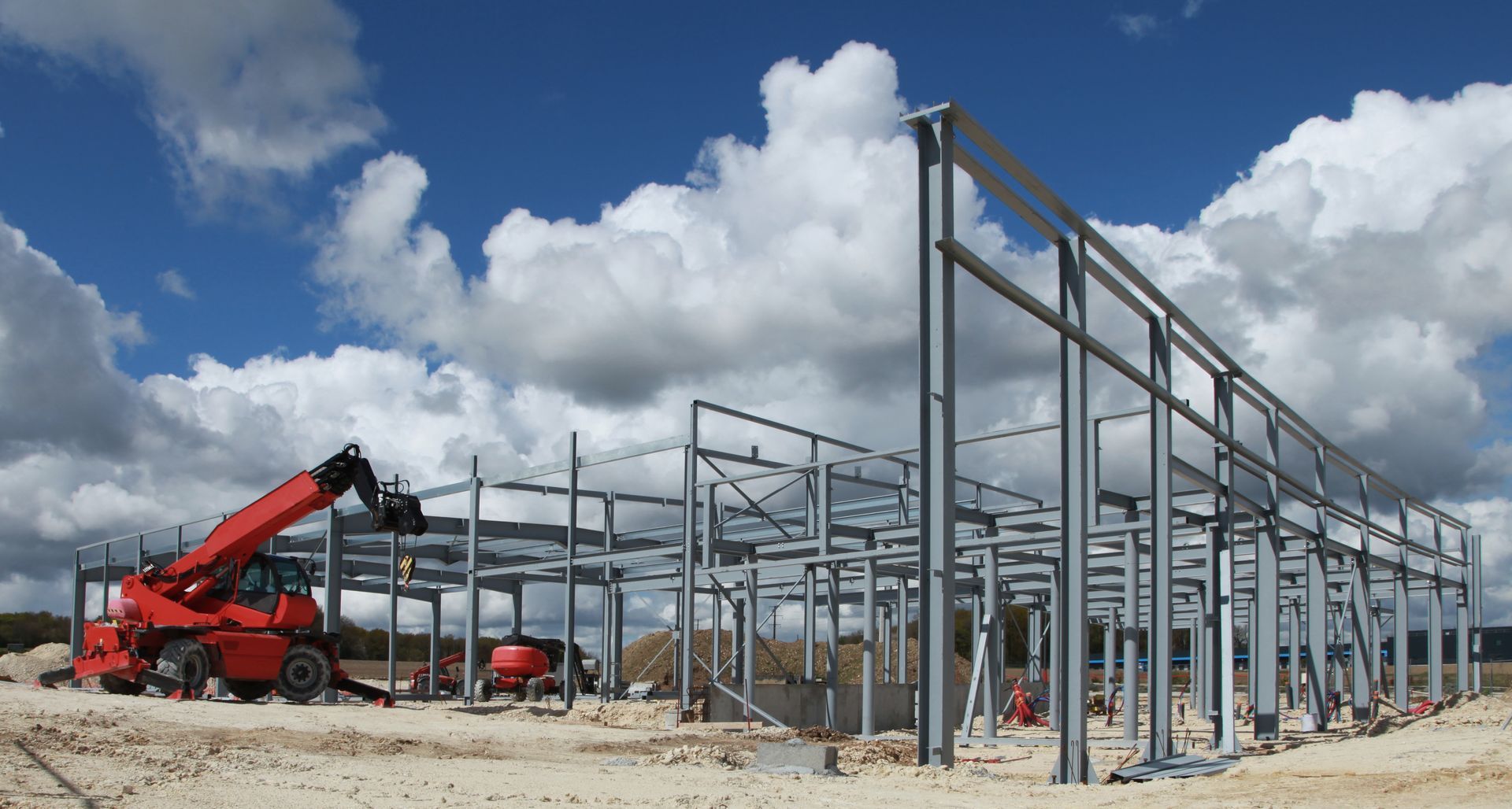Une structure métallique avec des barres verticales
