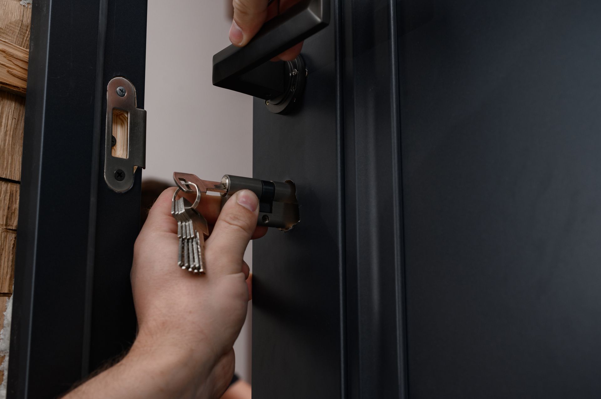 Une main sur la poignée et une main sur la serrure d'une porte