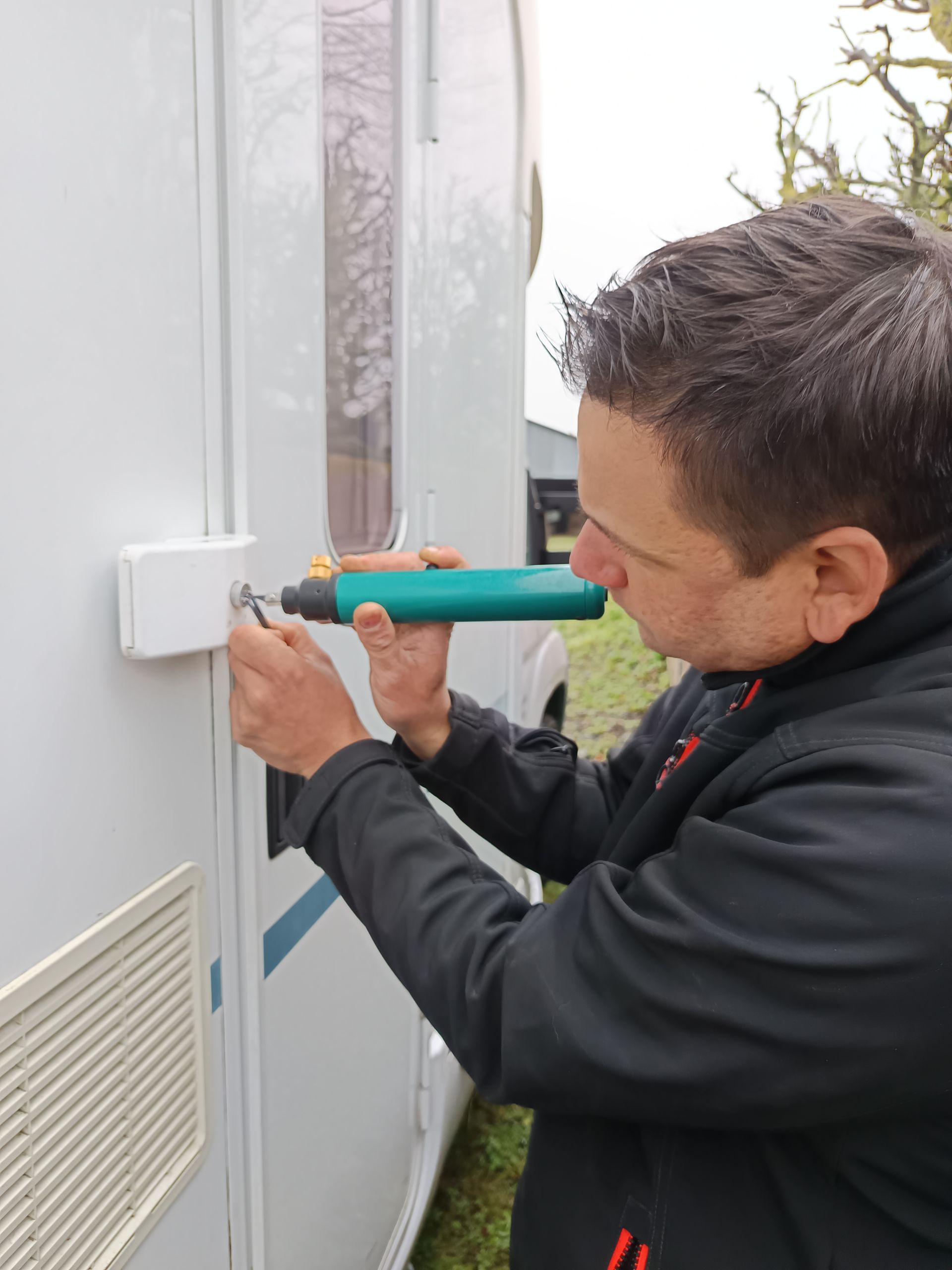 Ouverture d'un camping car.