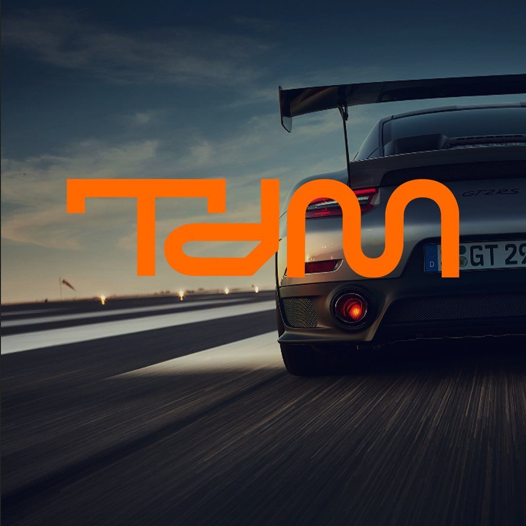 Un coche con matrícula que dice gt 29