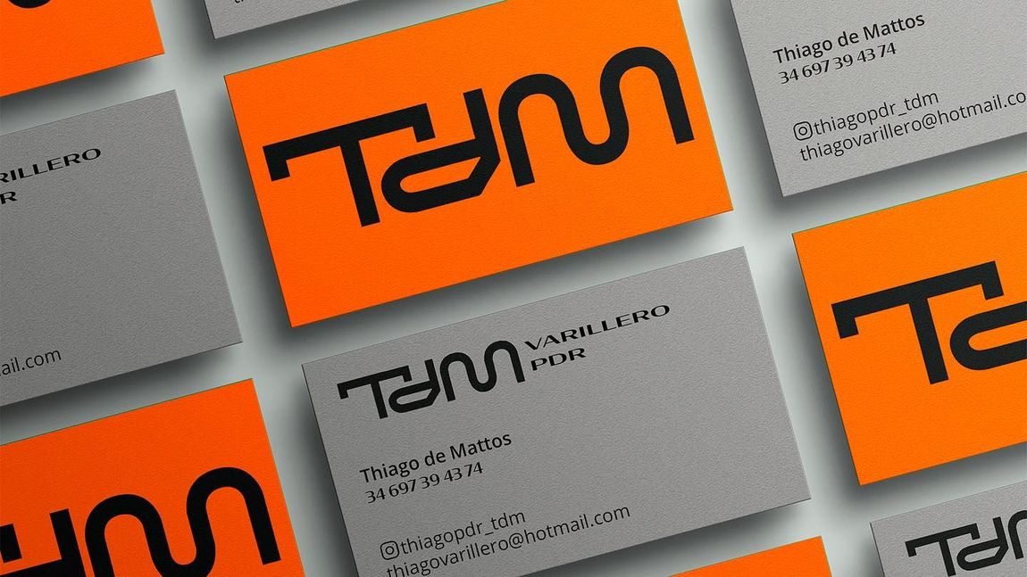 Un montón de tarjetas de presentación con la palabra tam en ellas