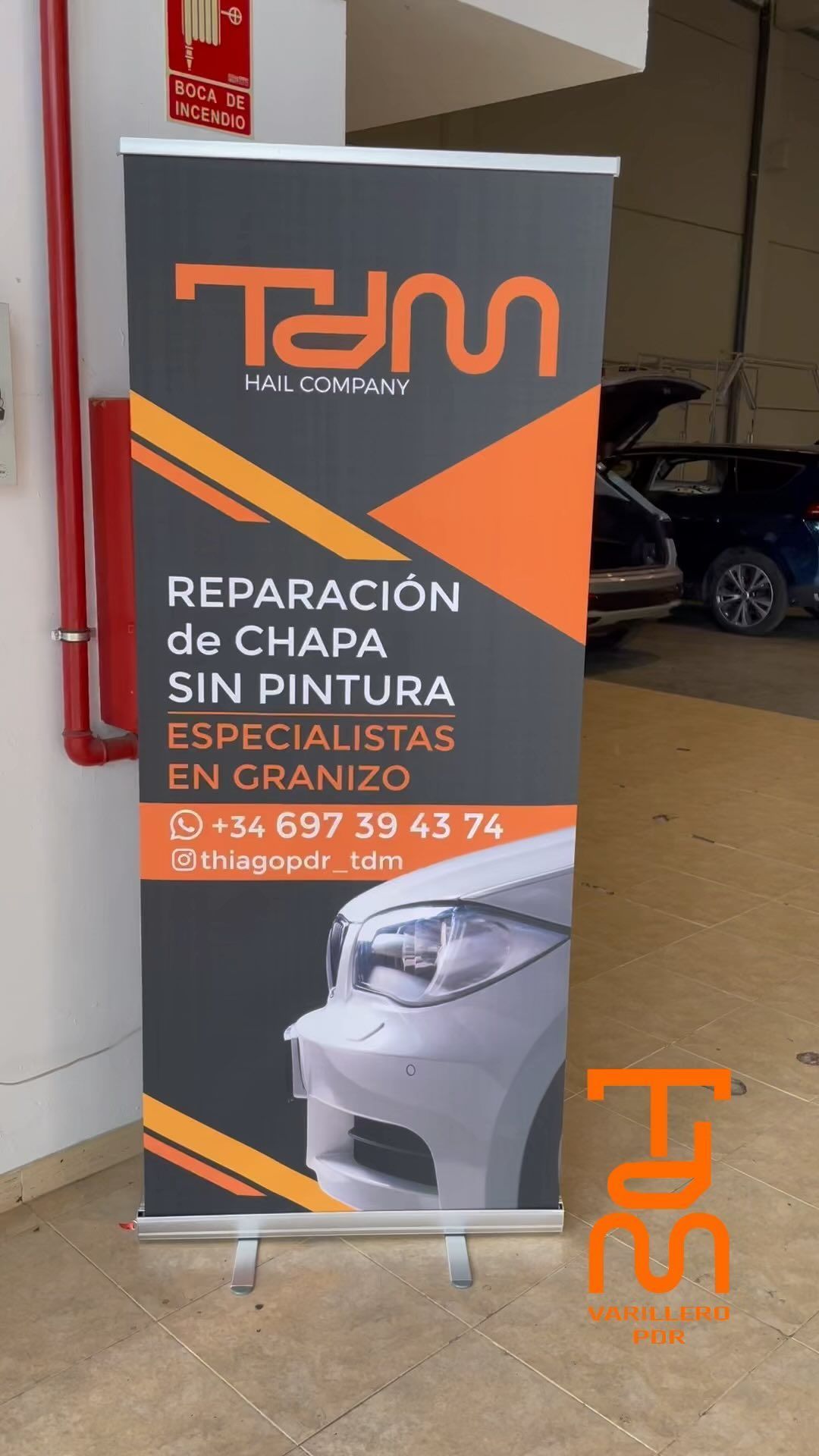 A sign that says ' reparacion de chapa sin pintura ' on it