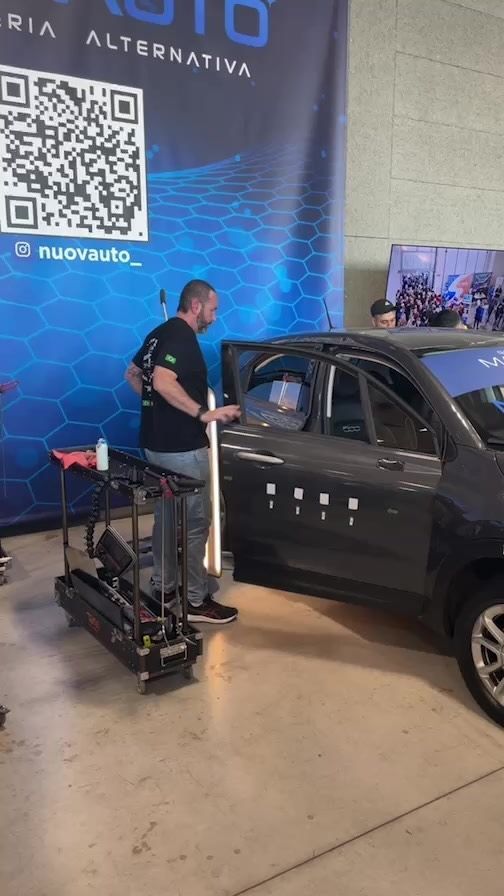 Un hombre está trabajando en un coche en un garaje.