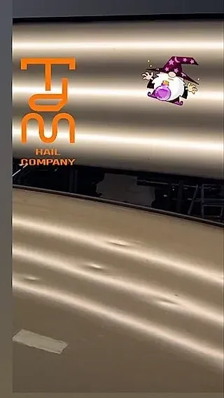 Una imagen de un gnomo con un sombrero morado en una pared.