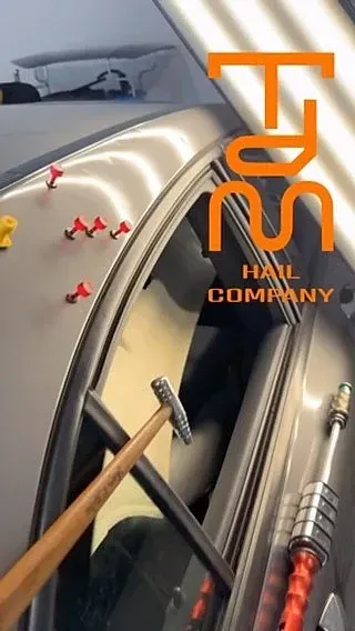 La empresa de clavos fds está trabajando en un coche.