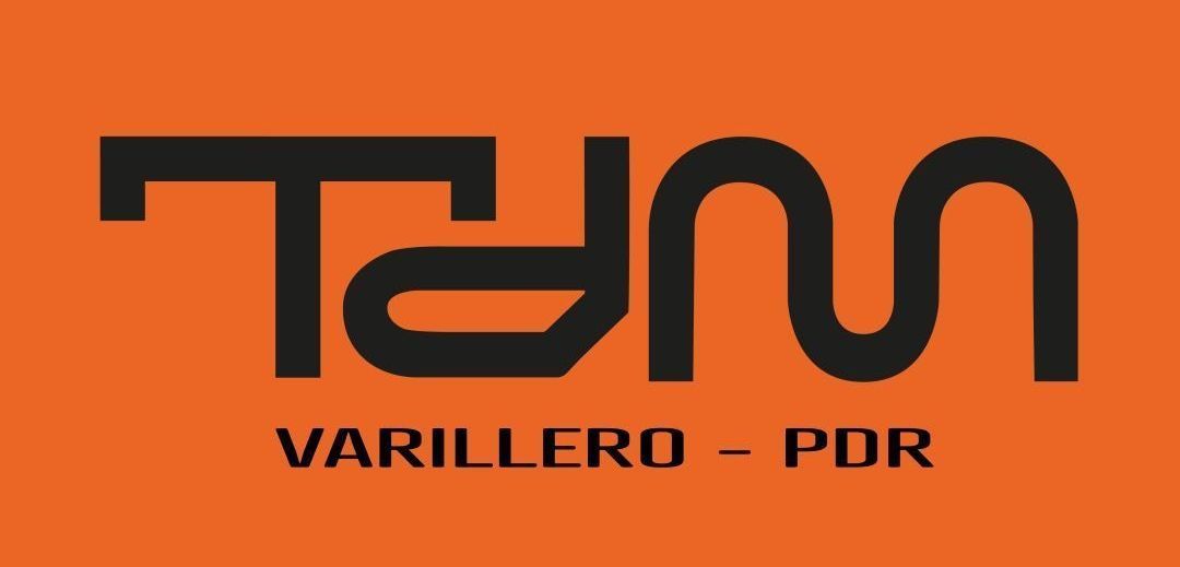 Un logotipo de PDR de Varillero color canela sobre un fondo naranja