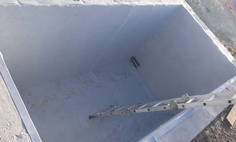 Una escalera está colocada encima de un gran bloque de hormigón.