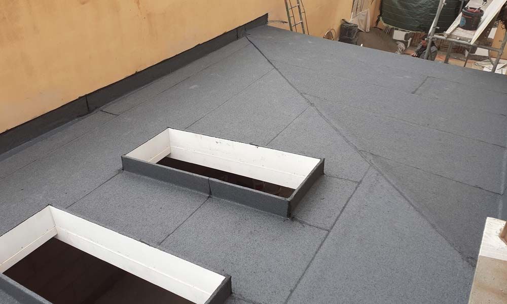Hay dos tragaluces en el tejado de un edificio.