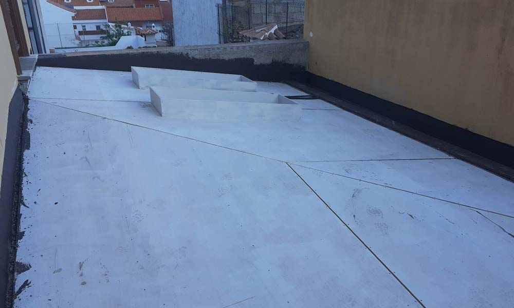 Se está construyendo un techo blanco con un borde negro encima de un edificio.