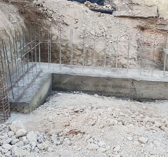 Un sitio de construcción con mucha tierra y rocas