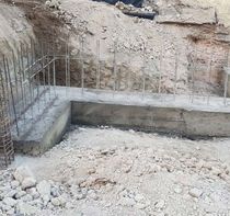 Un sitio de construcción con mucha tierra y rocas