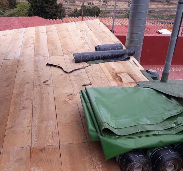 Una lona verde está sobre una mesa de madera.