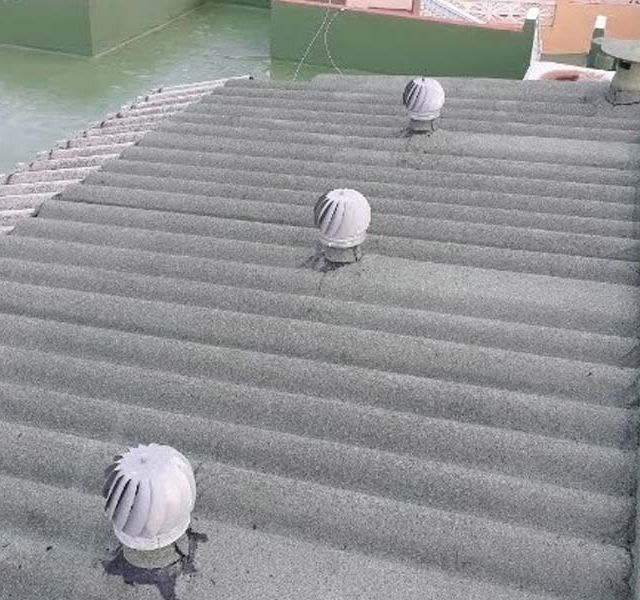 Un primer plano de un techo con tres respiraderos.