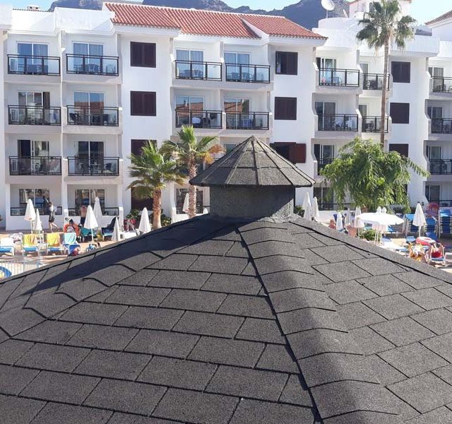 Un edificio con un techo que tiene tejas