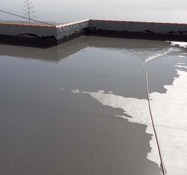 Un gran cuerpo de agua con una cuerda que lo atraviesa.