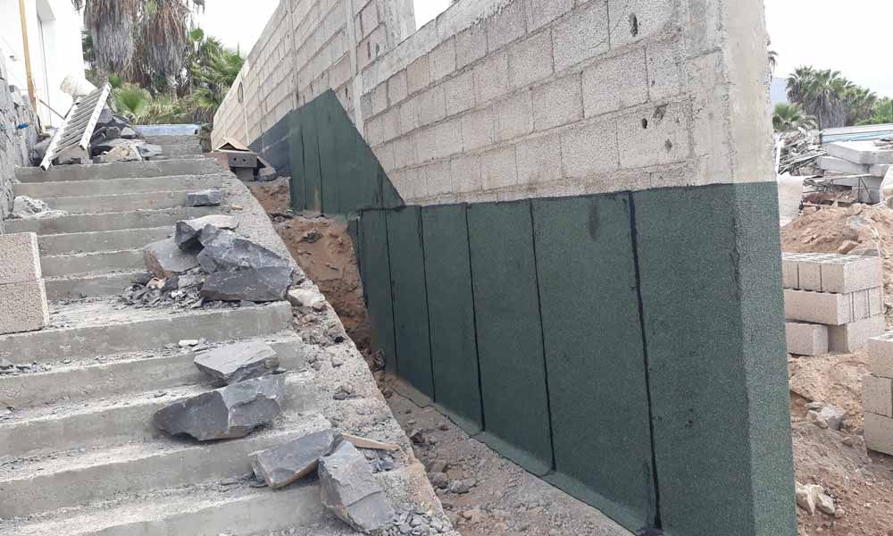 Se está construyendo una escalera al lado de una pared de ladrillos.