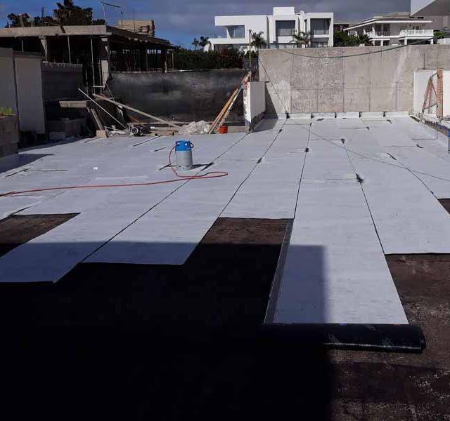 Un edificio en construcción con una aspiradora en el suelo.