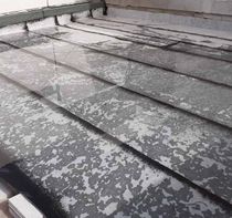 Un primer plano de un tejado con nieve encima.