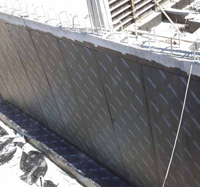 Se está construyendo un gran muro encima de un edificio.