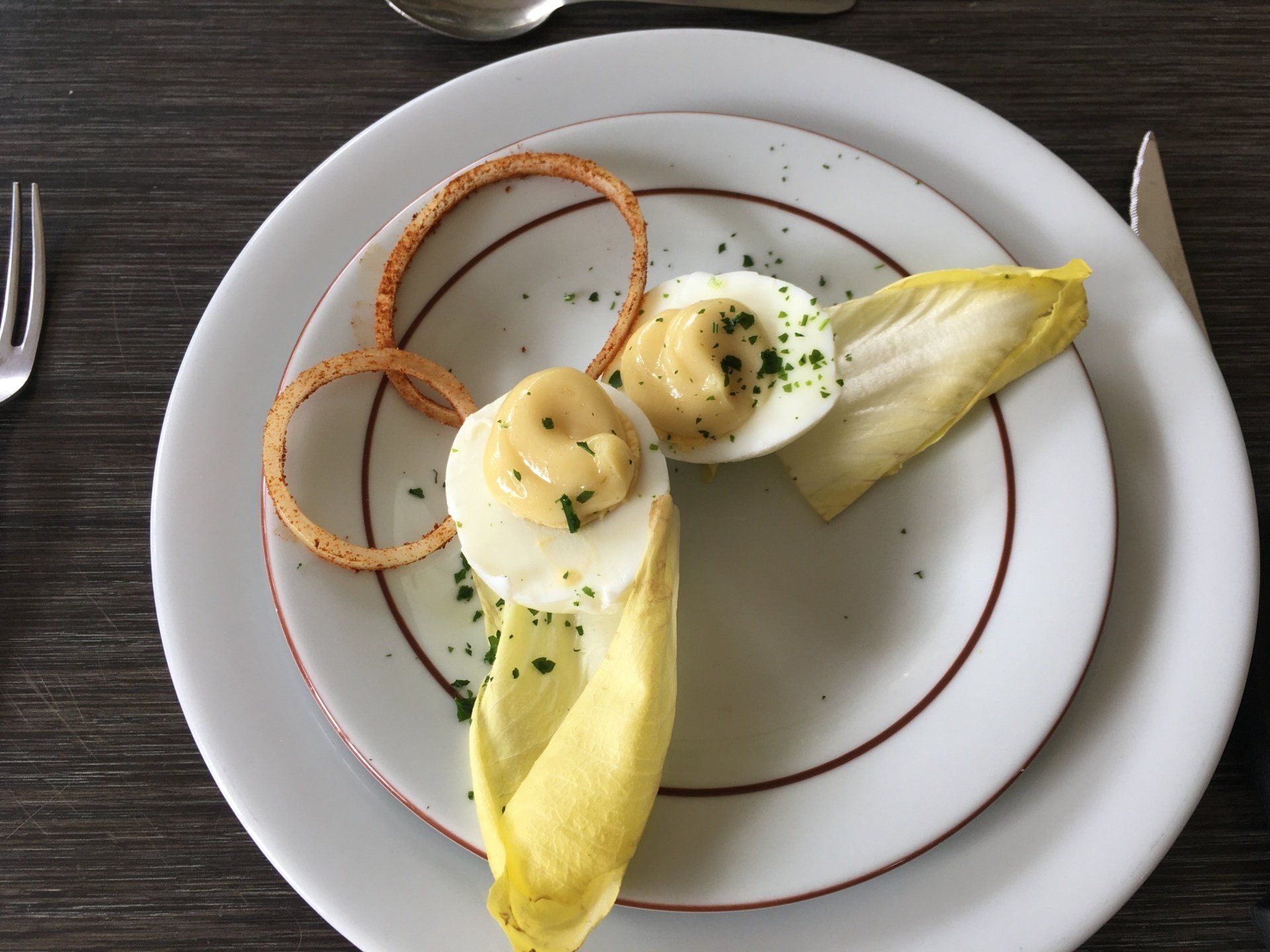 Entrée oeuf et salade.