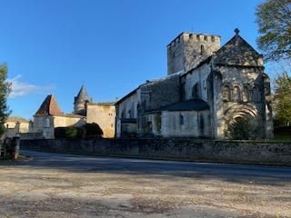 église au centre du village