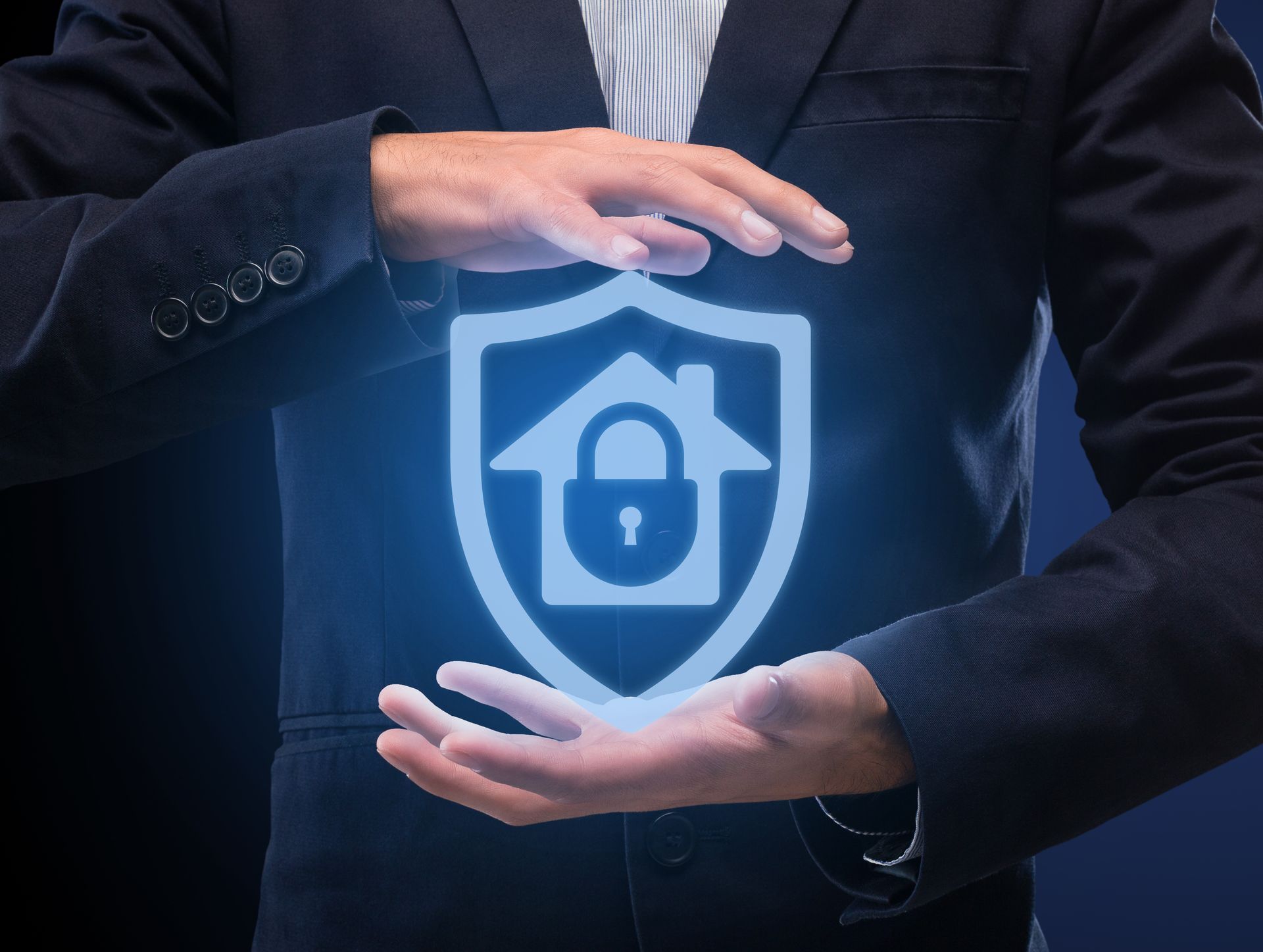 Icône d'une maison cadenassée entre deux mains