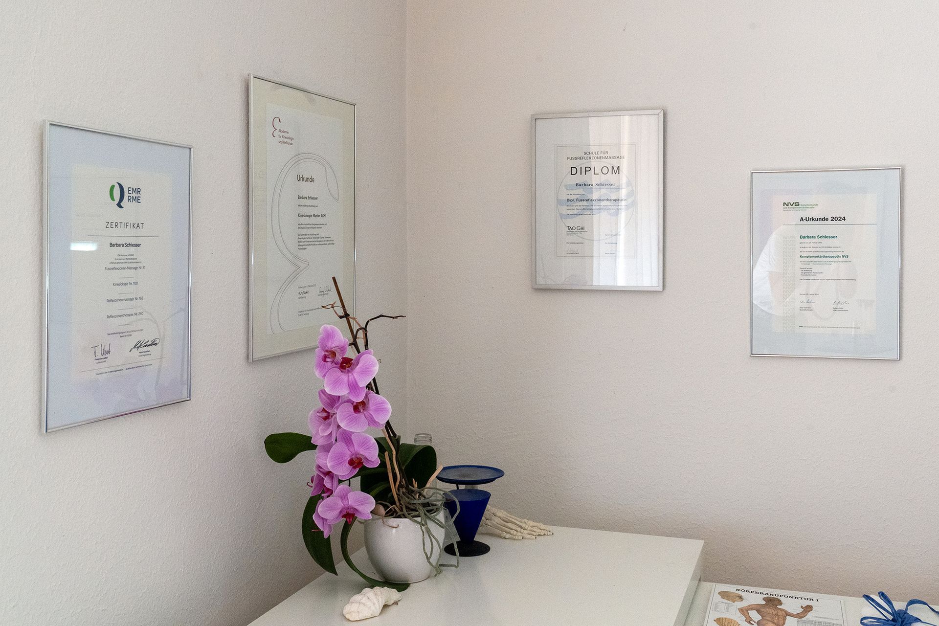 Eine Zimmerecke mit einem Tisch und einer Vase mit Blumen.