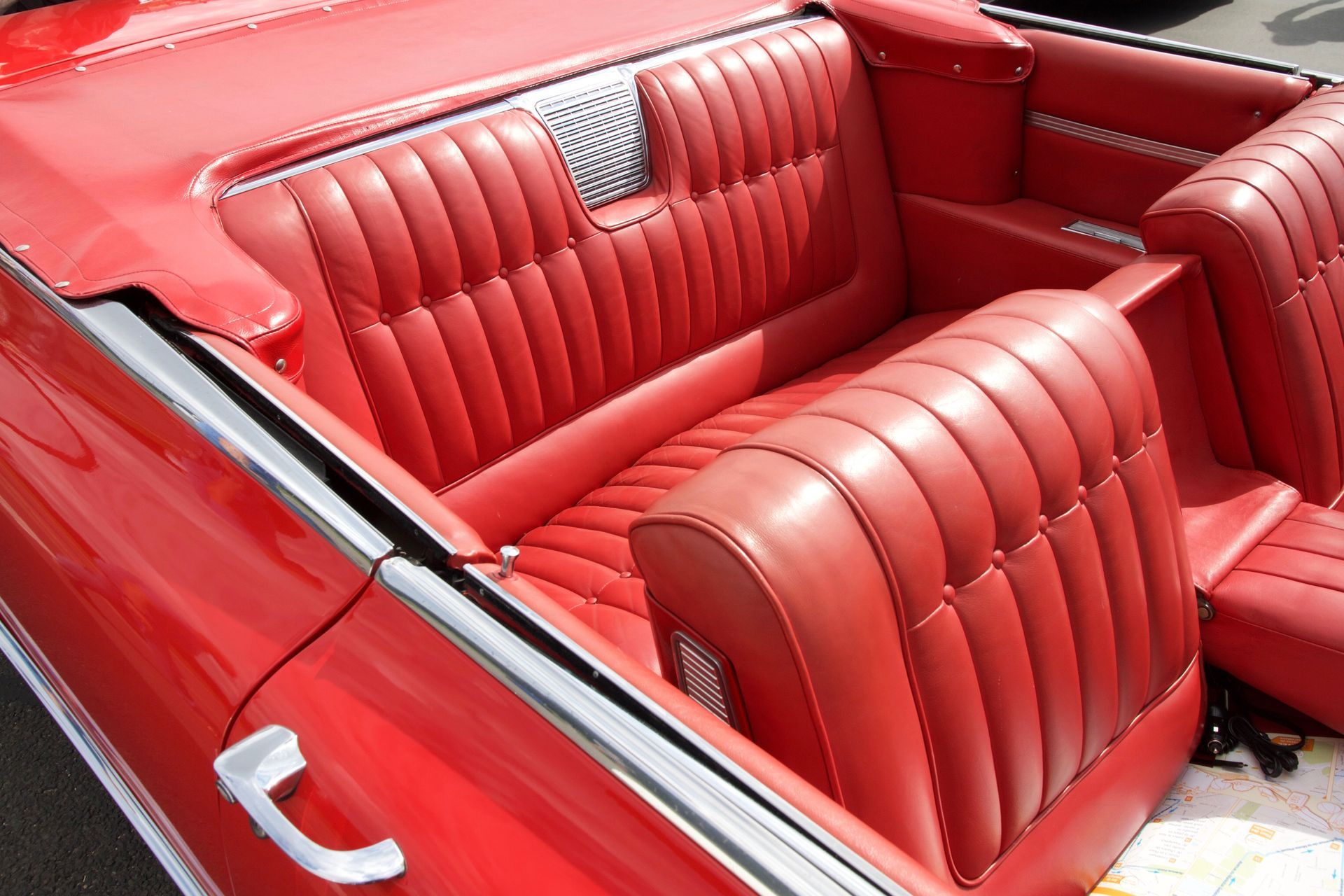 Intérieur en cuir rouge de voiture ancienne