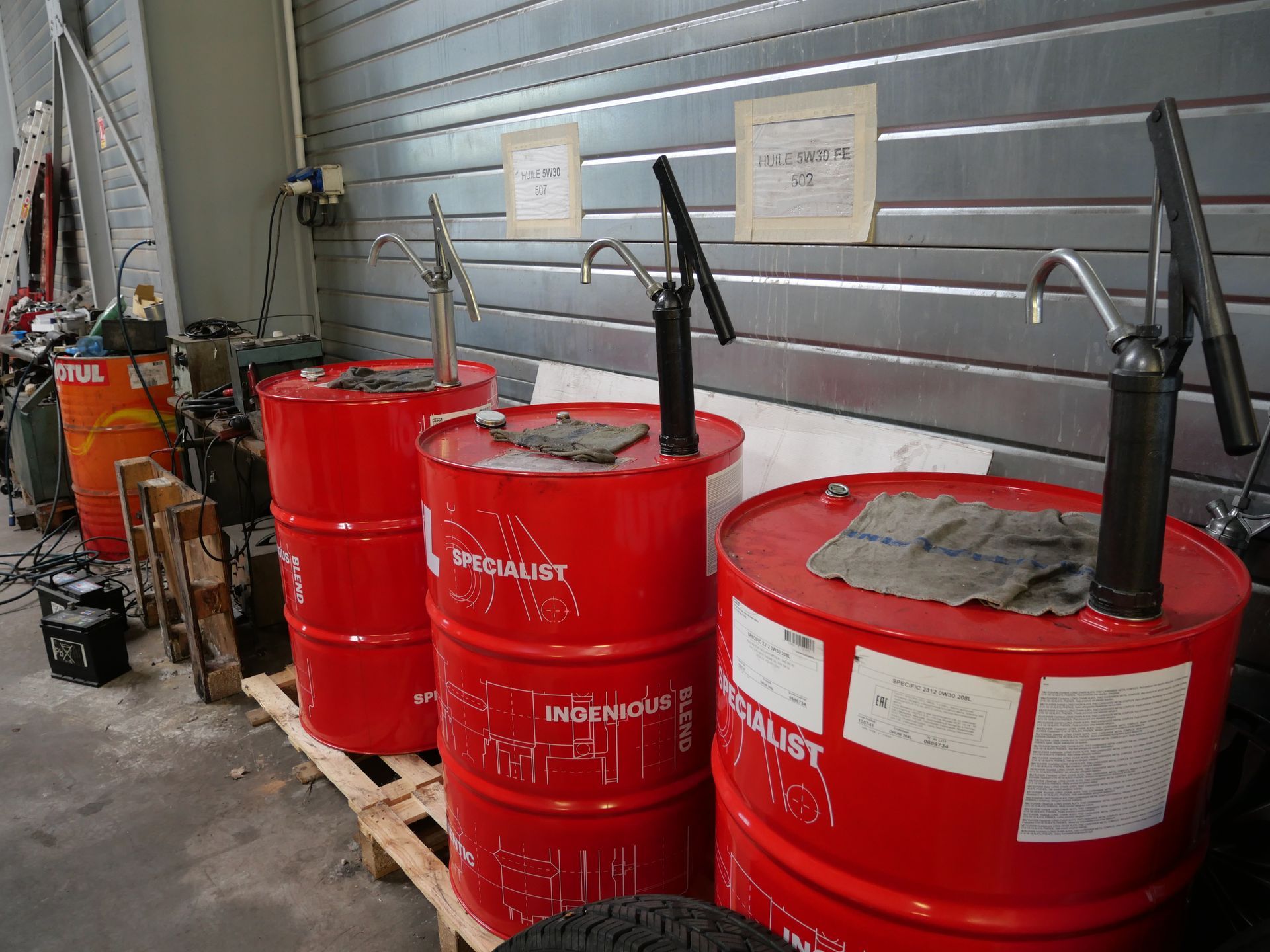 Bidons d'huile de vidange