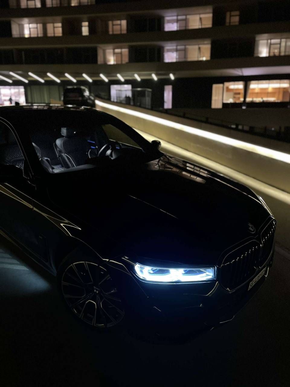 BMW bei Nacht