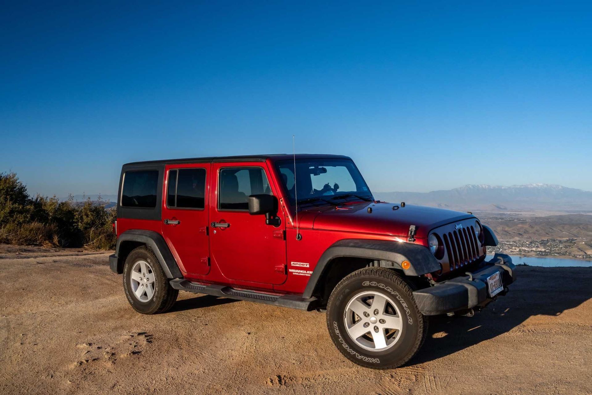 Vista de lado de un Jeep rojo