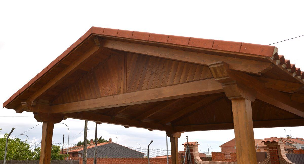 Una estructura de madera con techo de tejas rojas