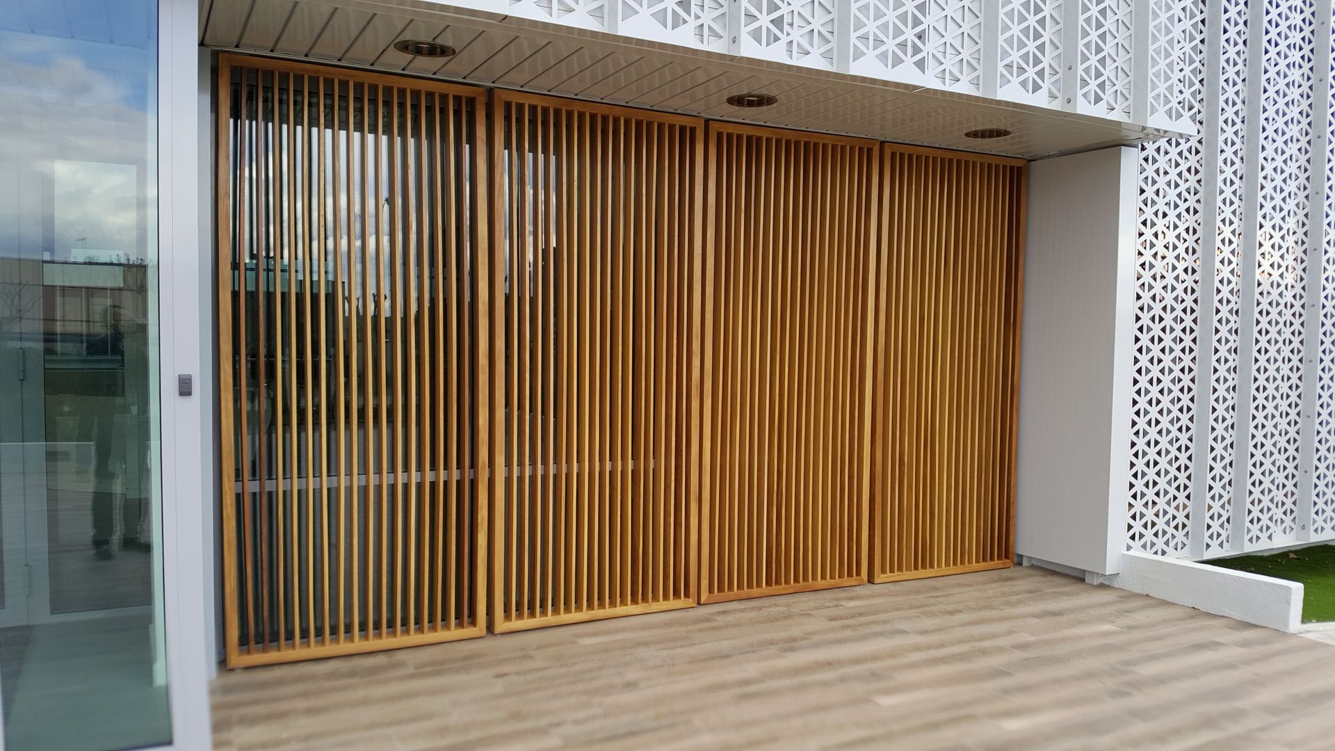 Un edificio blanco con una valla de madera delante.