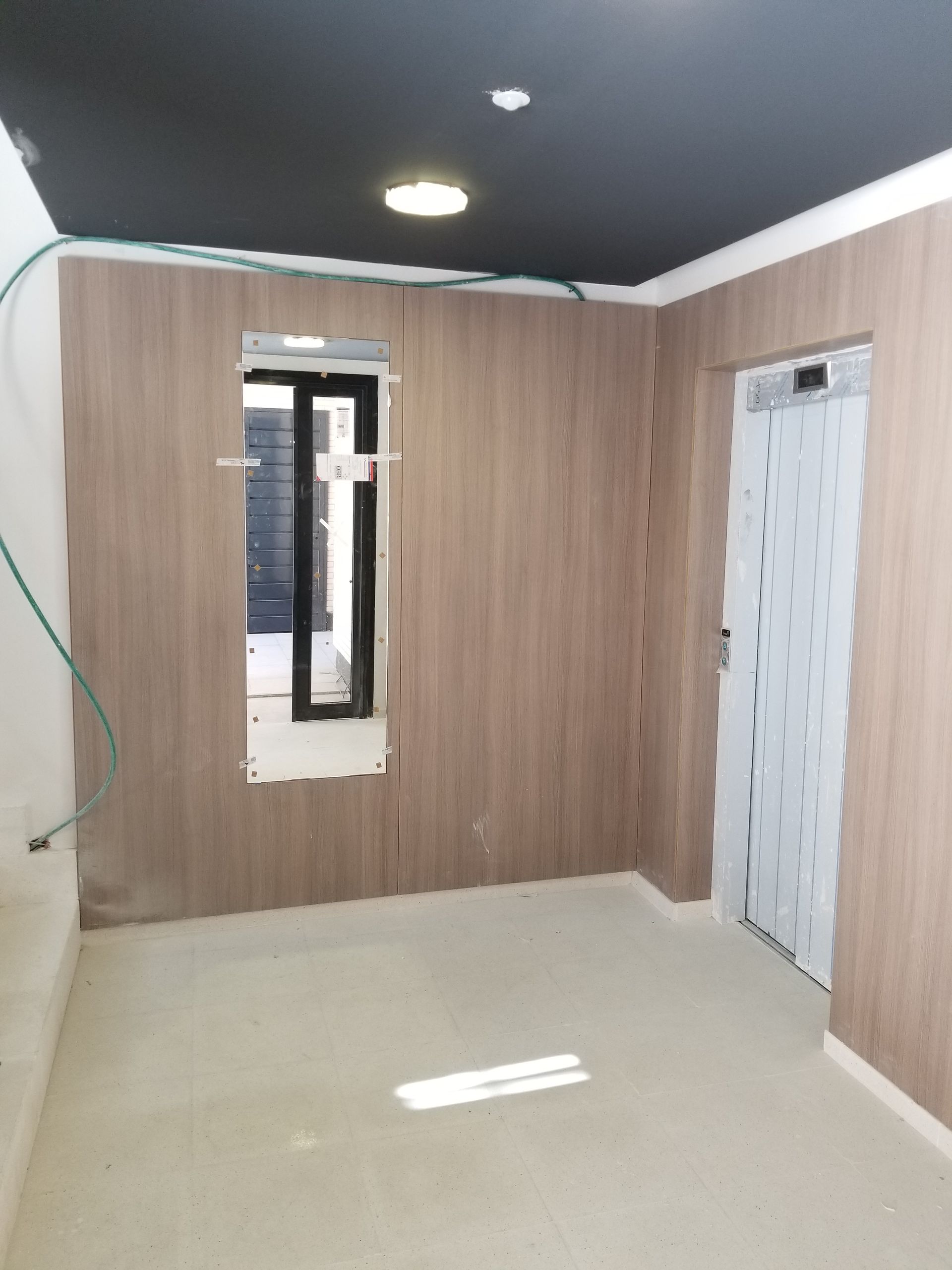 Una habitación vacía con una puerta y una ventana