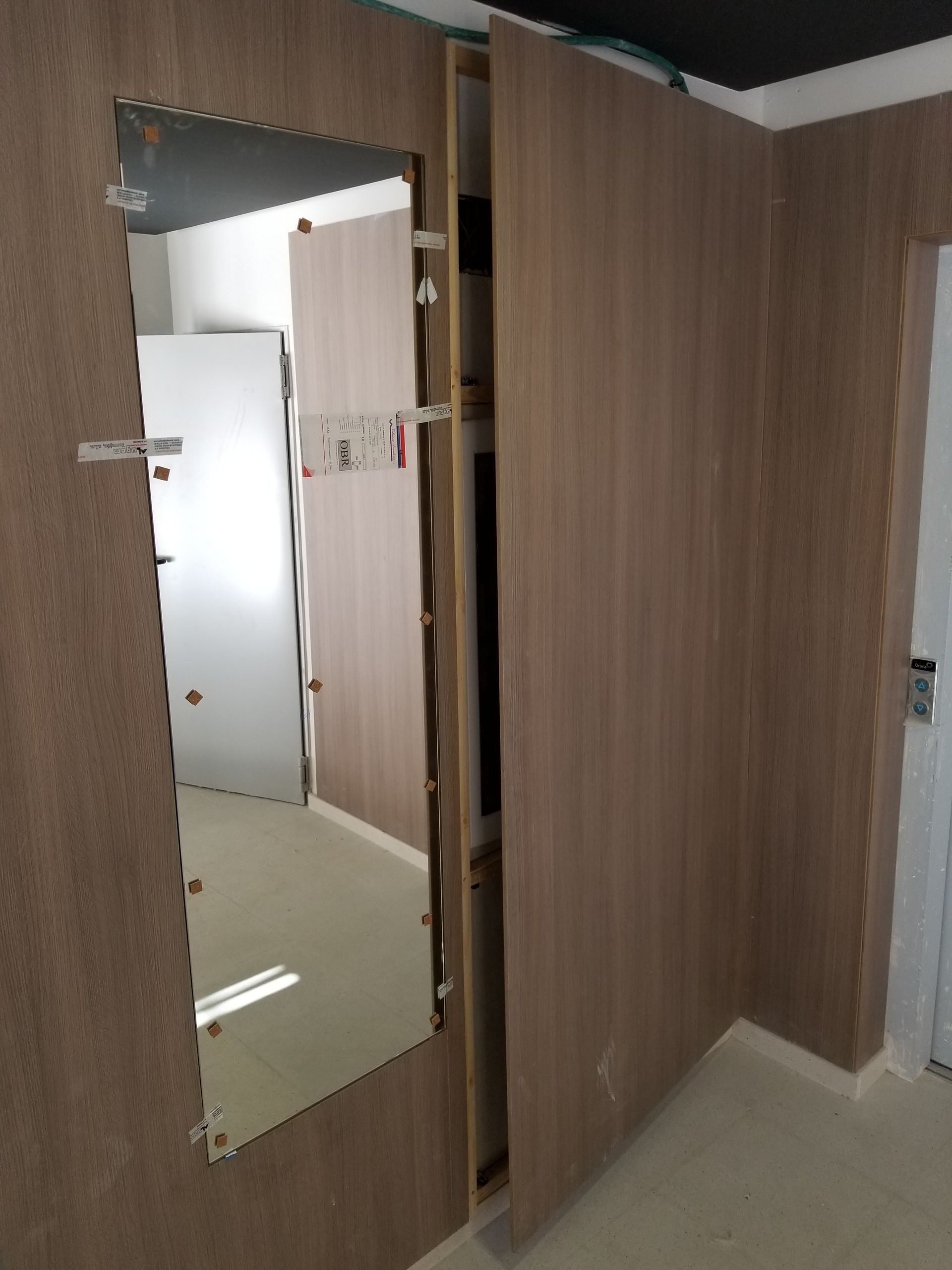 Un espejo grande está colgado en la pared de una habitación.