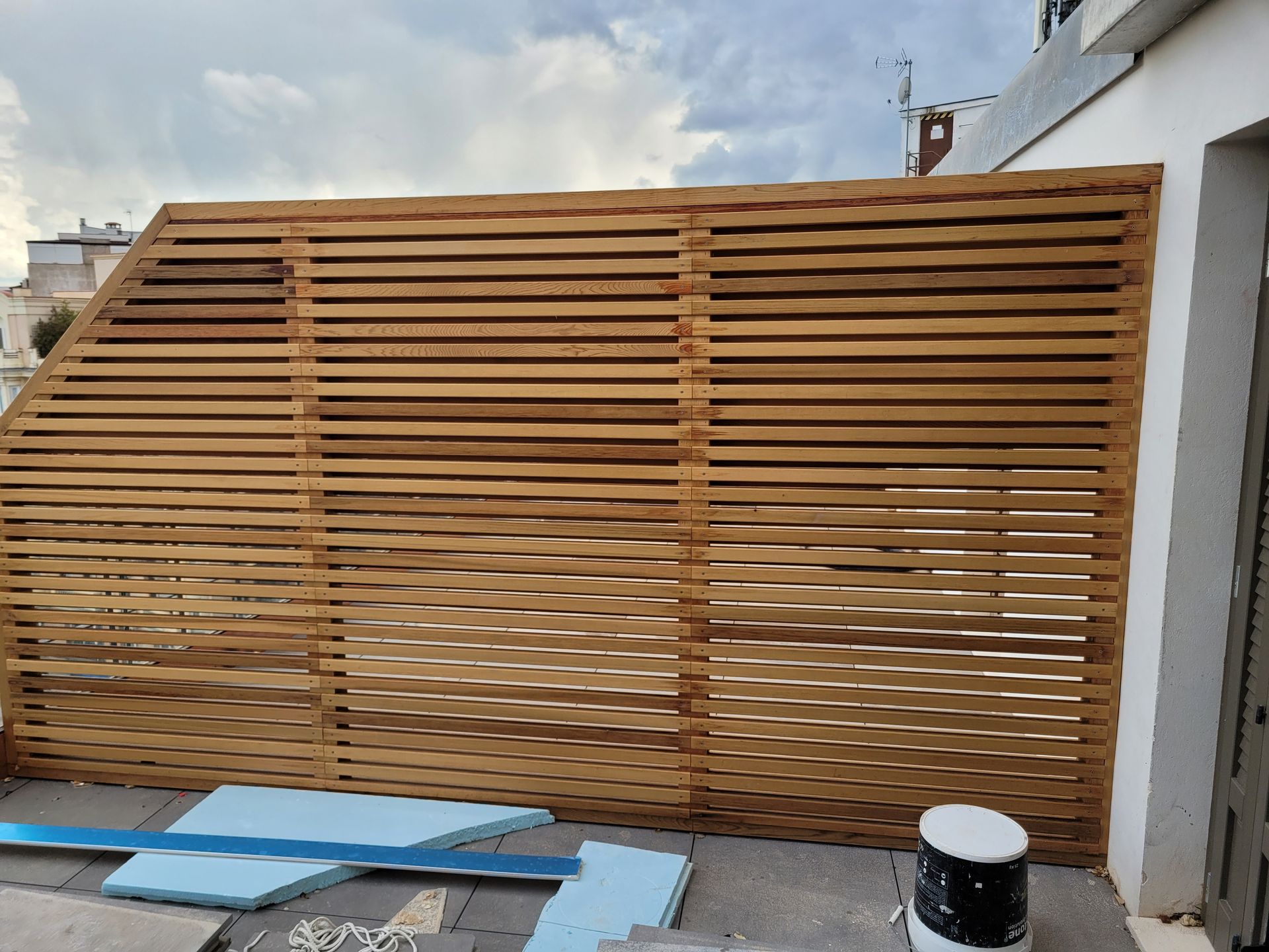 Se está construyendo una valla de madera en el lateral de un edificio.