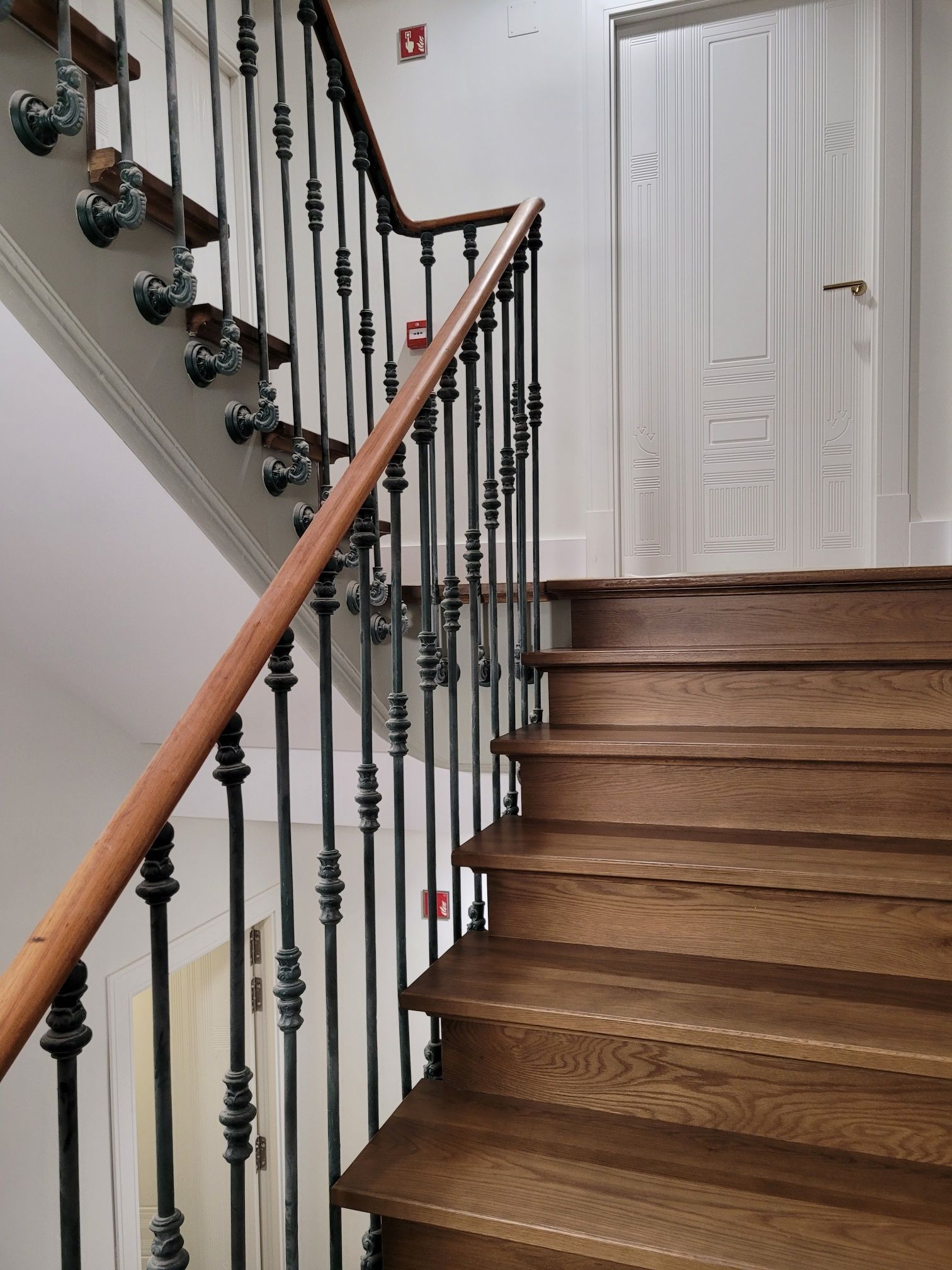 Una escalera con el número 15 en la pared