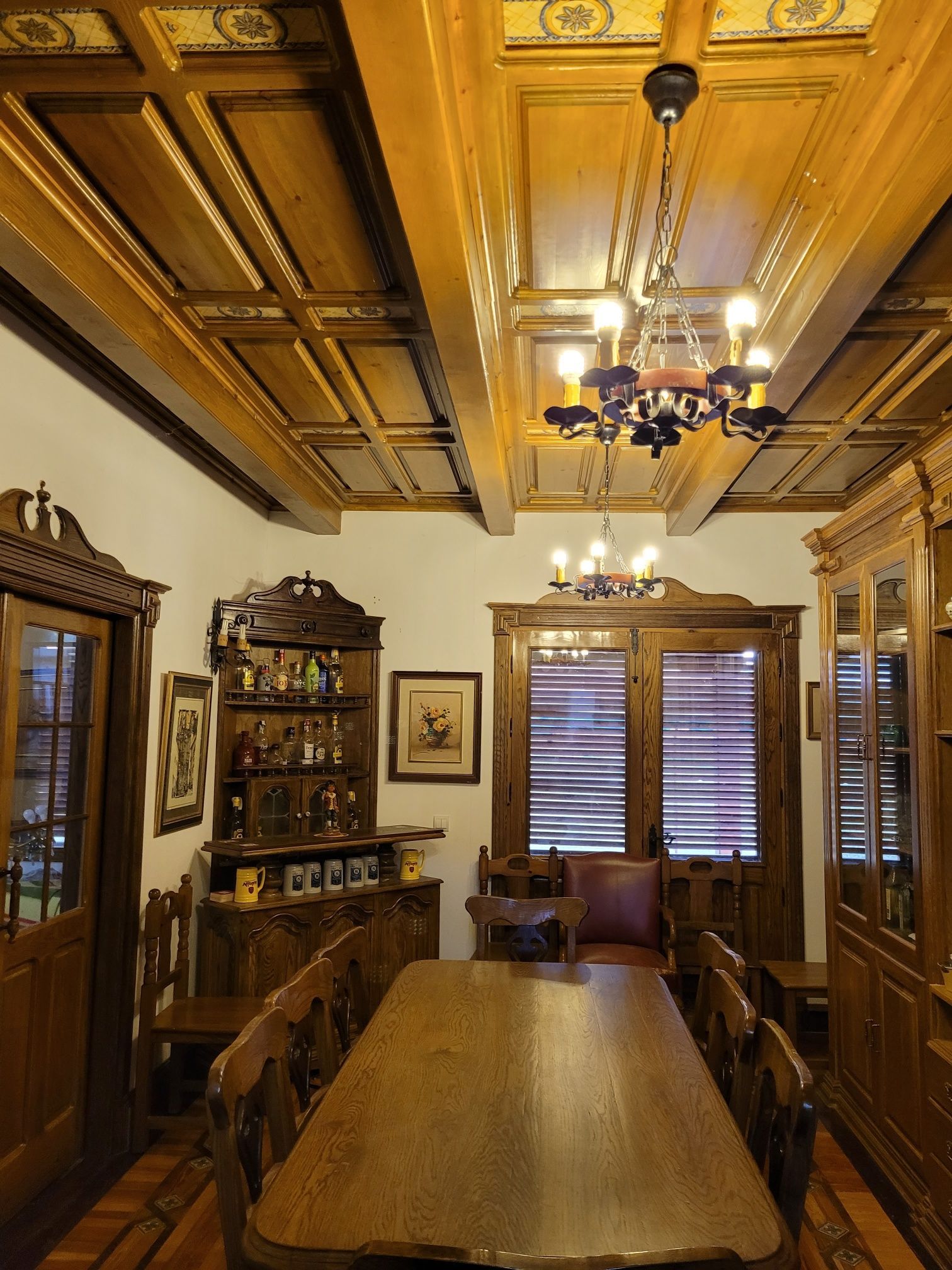 Un comedor con una larga mesa de madera y sillas.