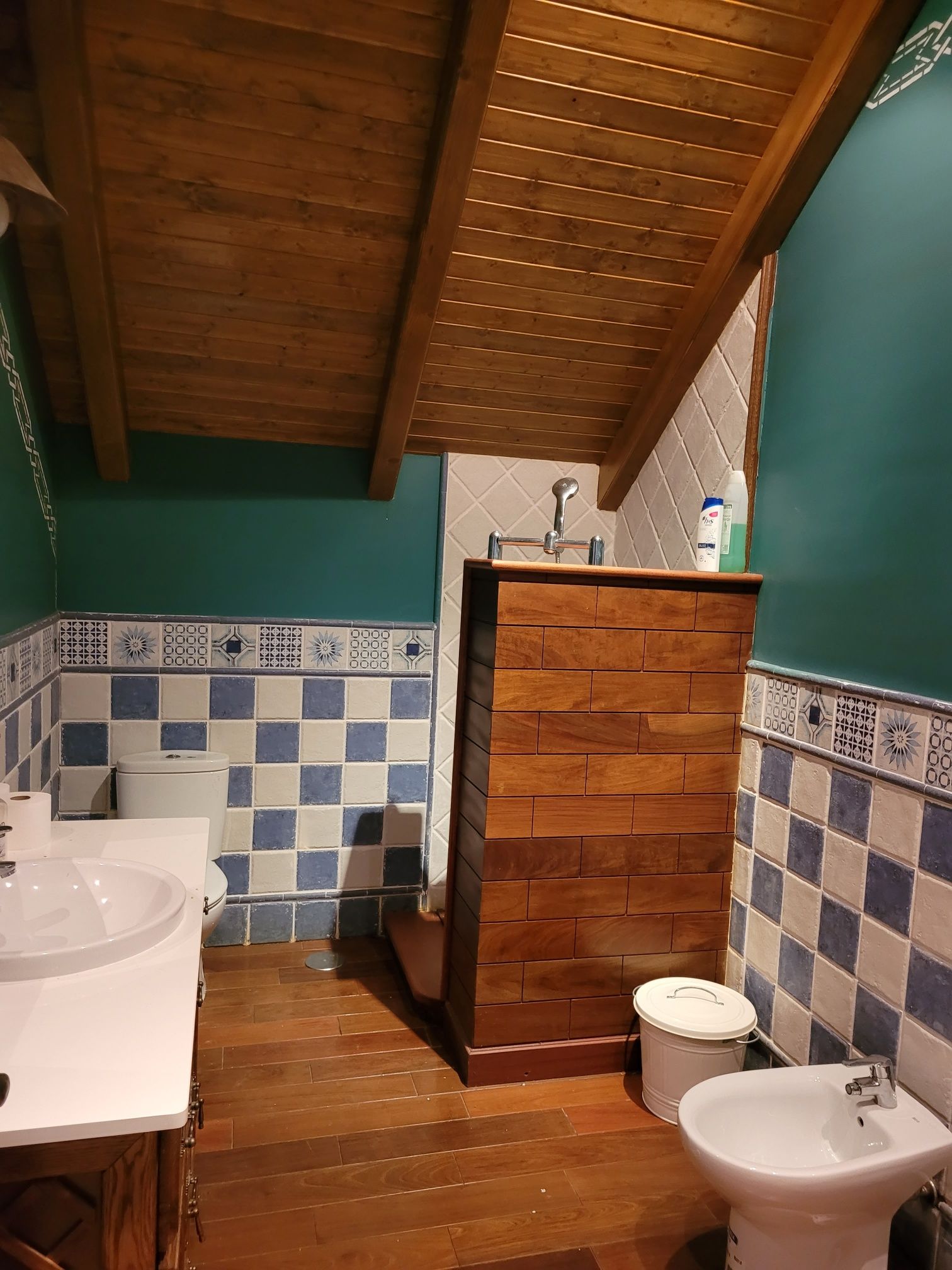 Un baño con lavabo, inodoro y bidé.