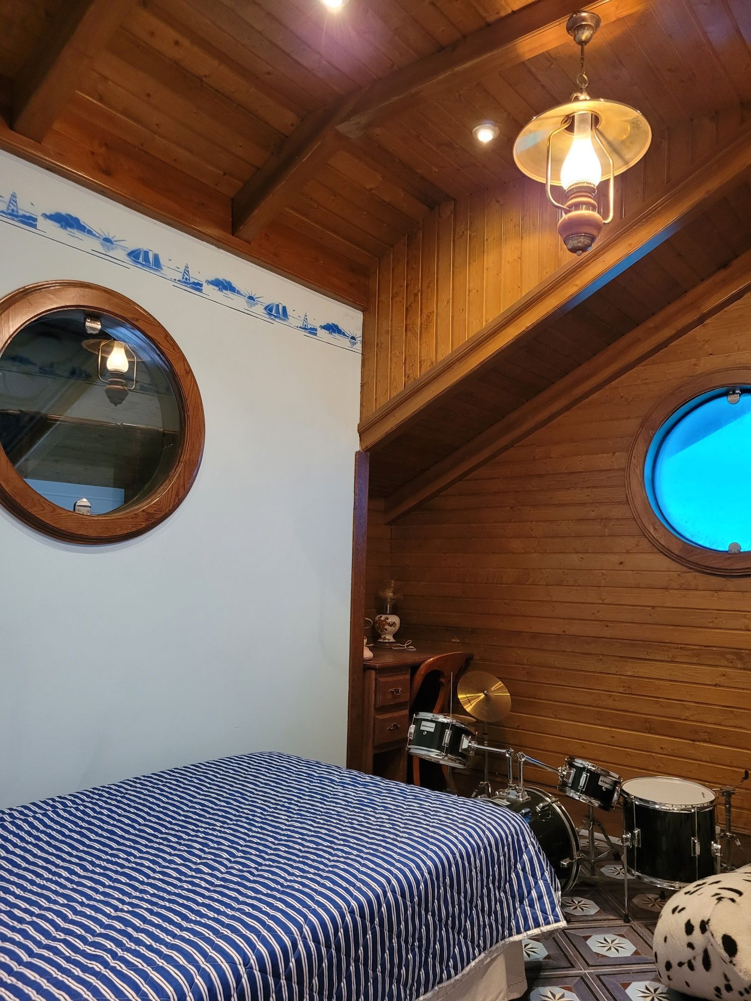 Un dormitorio con una cama y una batería dentro.