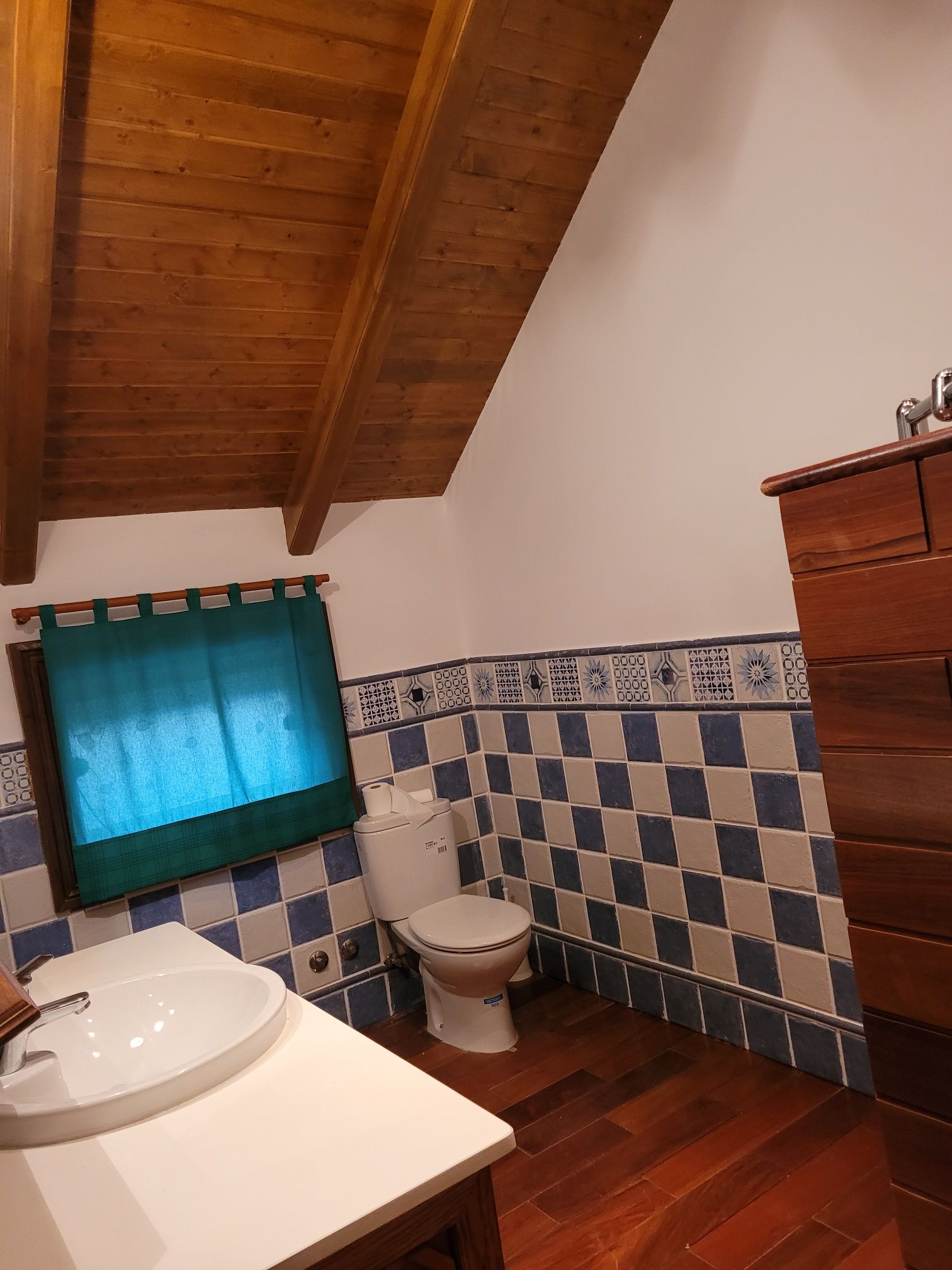 Un baño con inodoro, lavabo y ventana.