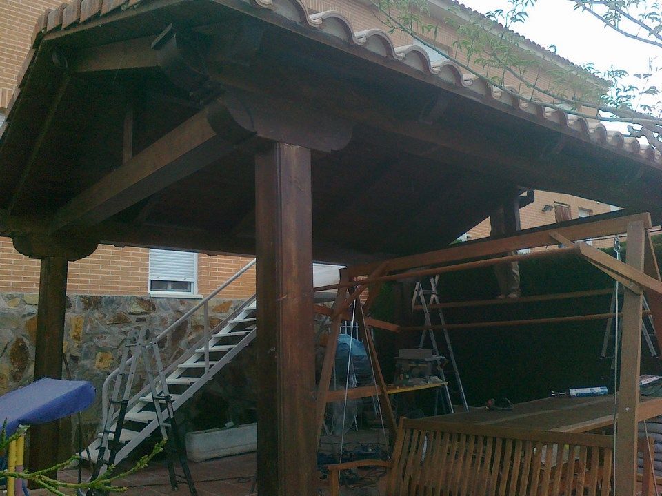 Una estructura de madera con escaleras que conducen a ella.