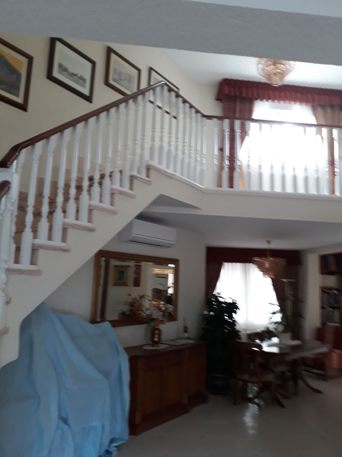 Una sala de estar con escaleras que conducen al segundo piso.