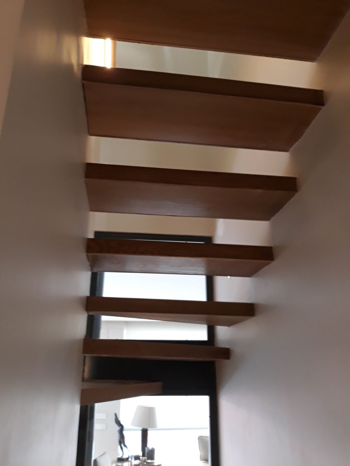 Una escalera de madera que conduce al segundo piso.